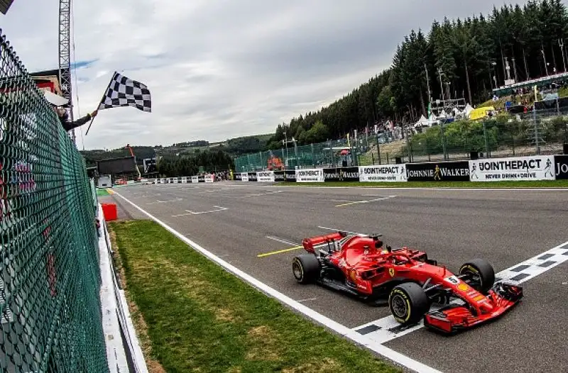 Ora il ferrarista è staccato di soli 17 punti dal pilota britannico della Mercedes.