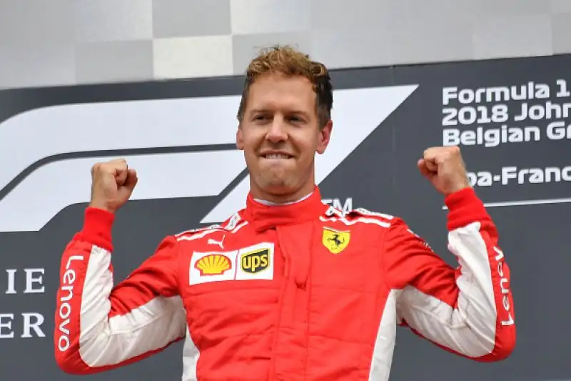 Ora il ferrarista è staccato di soli 17 punti dal pilota britannico della Mercedes.