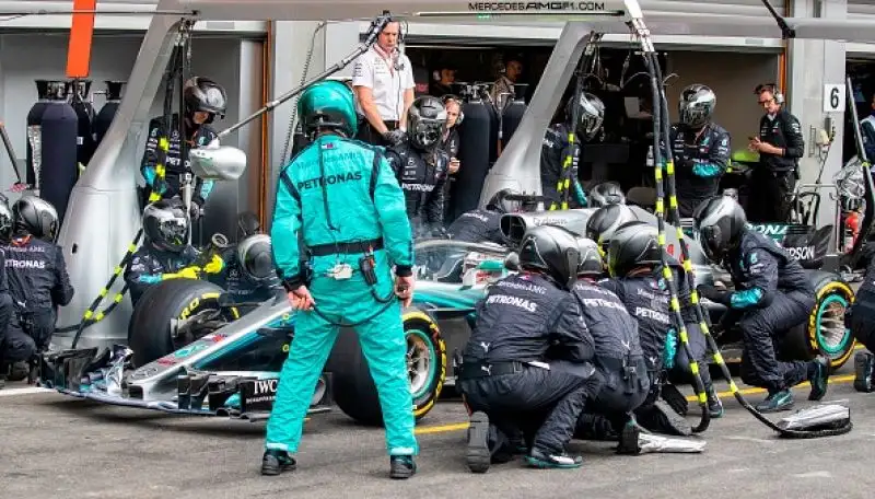 Ora il ferrarista è staccato di soli 17 punti dal pilota britannico della Mercedes.