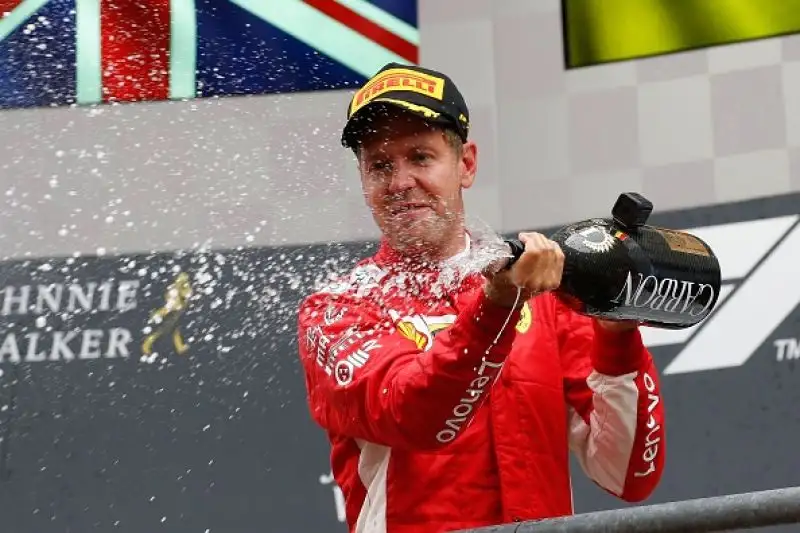Ora il ferrarista è staccato di soli 17 punti dal pilota britannico della Mercedes.