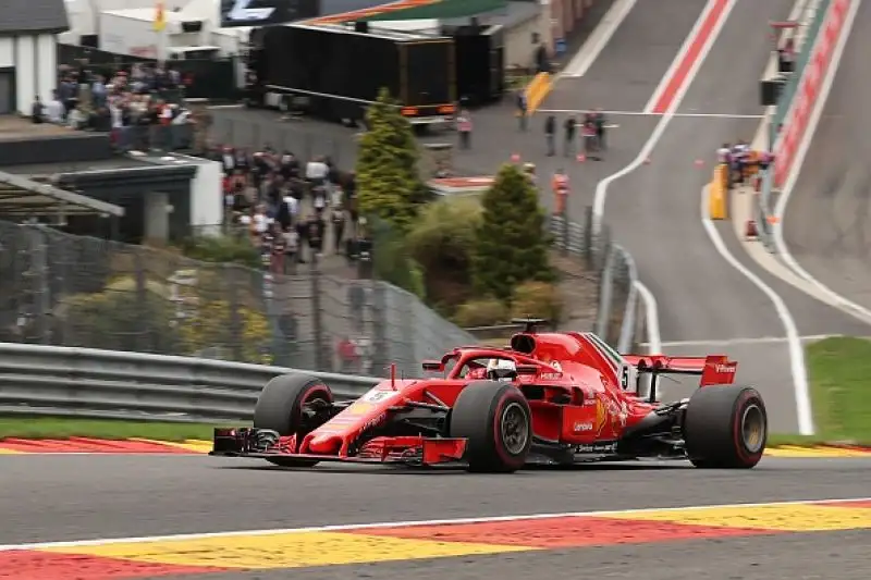Ora il ferrarista è staccato di soli 17 punti dal pilota britannico della Mercedes.