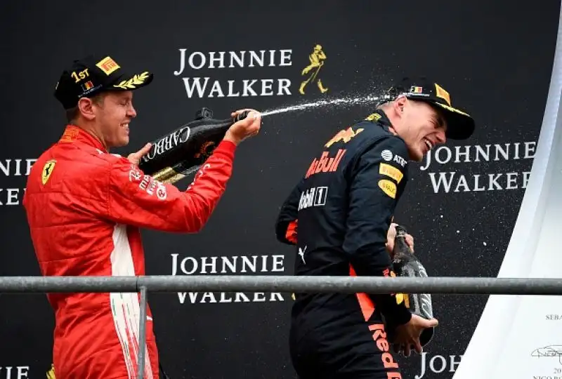 Ora il ferrarista è staccato di soli 17 punti dal pilota britannico della Mercedes.