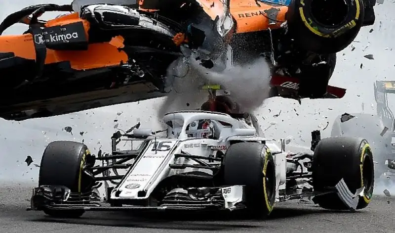 Ora il ferrarista è staccato di soli 17 punti dal pilota britannico della Mercedes.