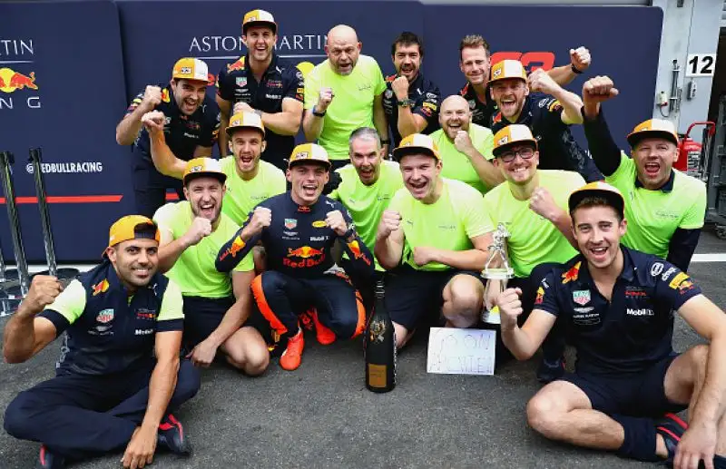 Ora il ferrarista è staccato di soli 17 punti dal pilota britannico della Mercedes.