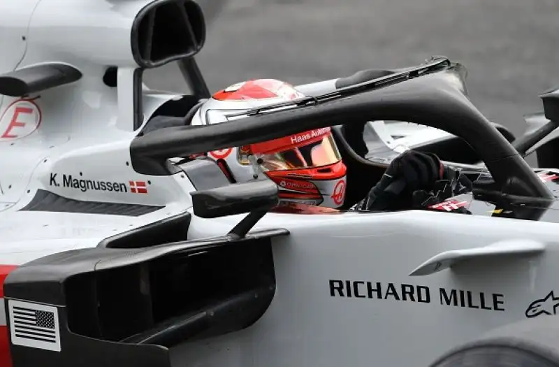 Dietro a Vettel il compagno di scuderia Raikkonen e le due Mercedes di Hamilton e Bottas.