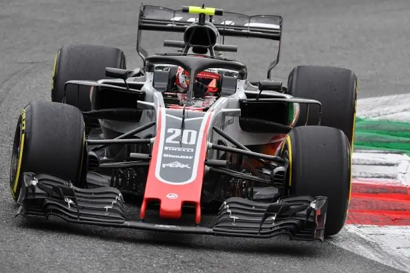 Dietro a Vettel il compagno di scuderia Raikkonen e le due Mercedes di Hamilton e Bottas.