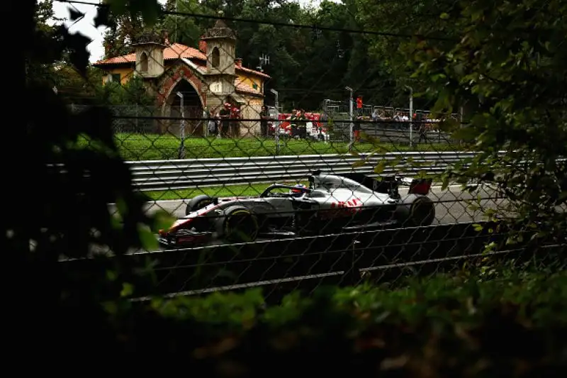Dietro a Vettel il compagno di scuderia Raikkonen e le due Mercedes di Hamilton e Bottas.