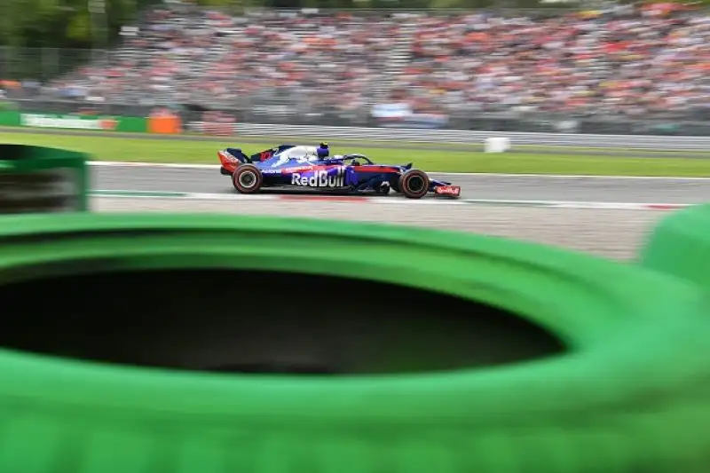 Dietro a Vettel il compagno di scuderia Raikkonen e le due Mercedes di Hamilton e Bottas.
