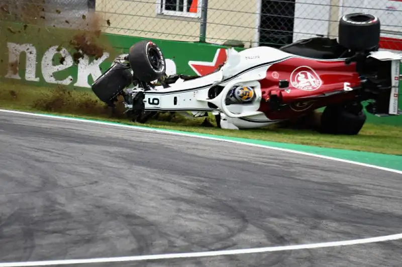 Dietro a Vettel il compagno di scuderia Raikkonen e le due Mercedes di Hamilton e Bottas.