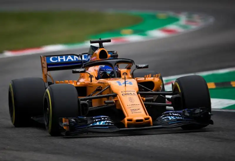 Dietro a Vettel il compagno di scuderia Raikkonen e le due Mercedes di Hamilton e Bottas.