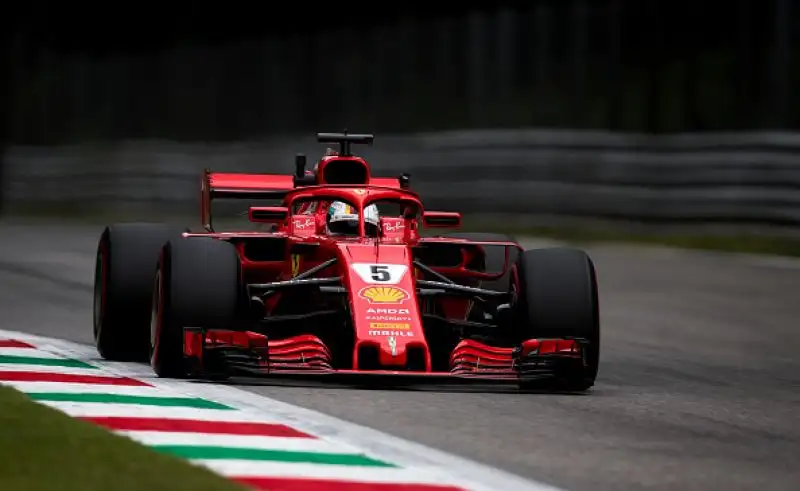 Dietro a Vettel il compagno di scuderia Raikkonen e le due Mercedes di Hamilton e Bottas.