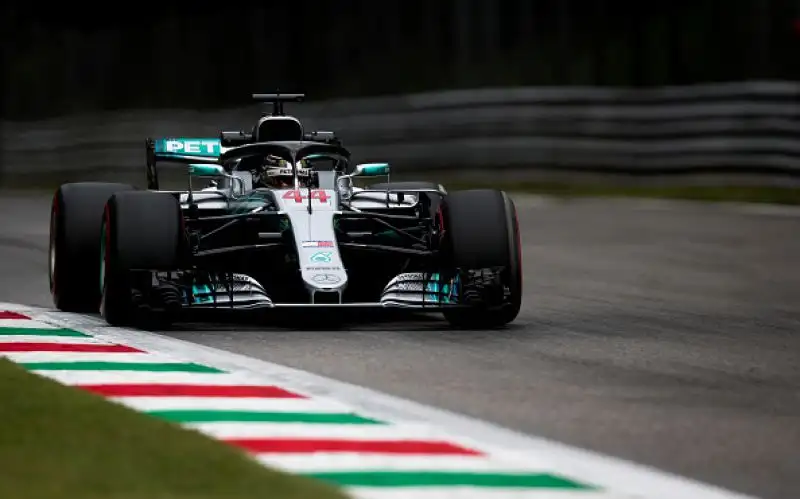 Dietro a Vettel il compagno di scuderia Raikkonen e le due Mercedes di Hamilton e Bottas.