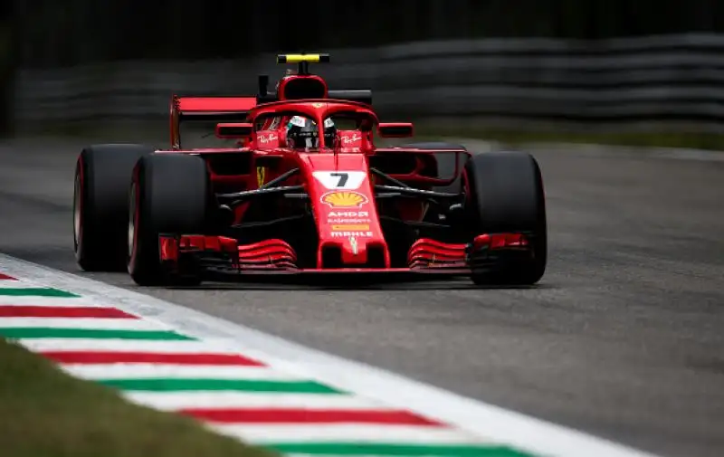 Dietro a Vettel il compagno di scuderia Raikkonen e le due Mercedes di Hamilton e Bottas.
