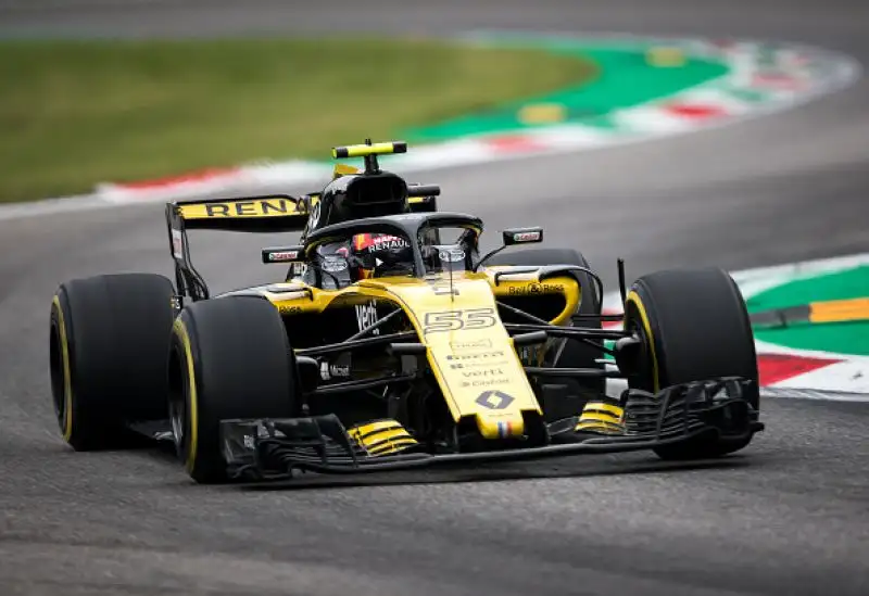 Dietro a Vettel il compagno di scuderia Raikkonen e le due Mercedes di Hamilton e Bottas.