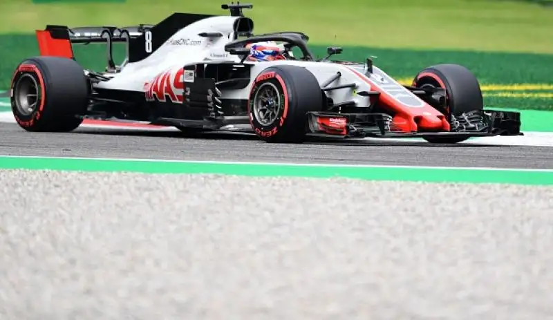 Dietro a Vettel il compagno di scuderia Raikkonen e le due Mercedes di Hamilton e Bottas.