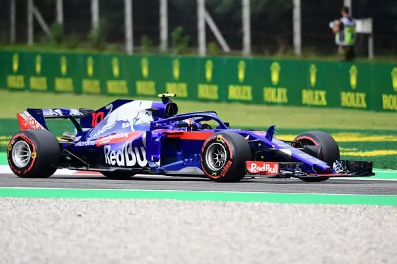 Dietro a Vettel il compagno di scuderia Raikkonen e le due Mercedes di Hamilton e Bottas.