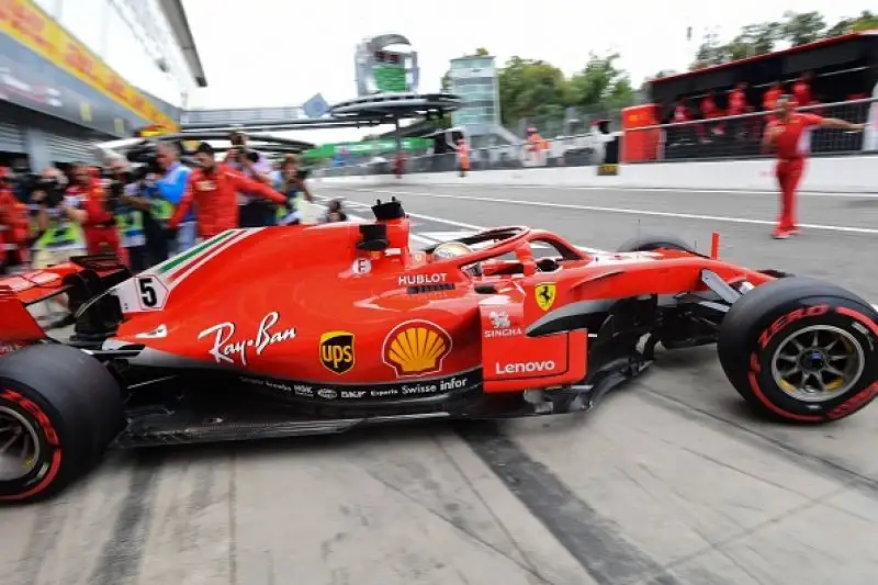 Dietro a Vettel il compagno di scuderia Raikkonen e le due Mercedes di Hamilton e Bottas.
