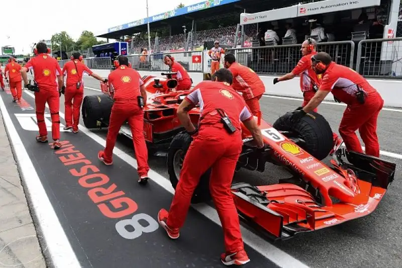 Dietro a Vettel il compagno di scuderia Raikkonen e le due Mercedes di Hamilton e Bottas.