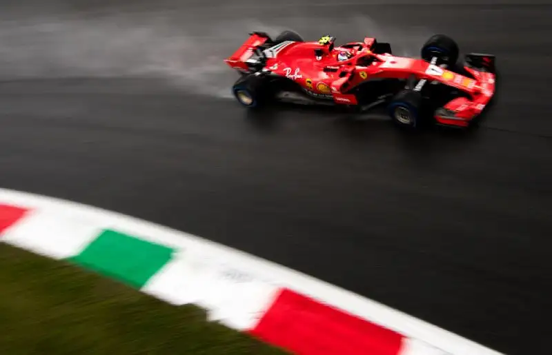 Dietro a Vettel il compagno di scuderia Raikkonen e le due Mercedes di Hamilton e Bottas.