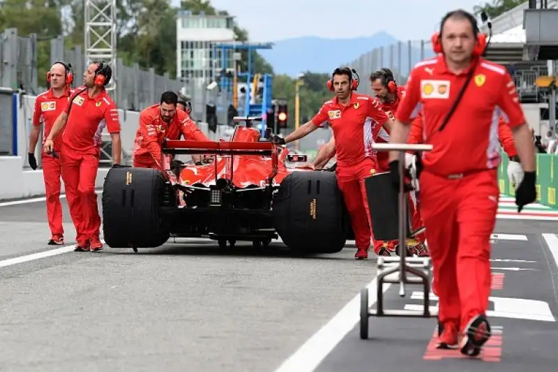 Dietro a Vettel il compagno di scuderia Raikkonen e le due Mercedes di Hamilton e Bottas.