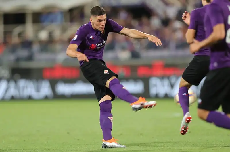 Debutto in campionato da sogno per i viola, che travolgono i veronesi, mai in partita: doppietta di Benassi, a segno anche Gerson, Chiesa e Simeone.