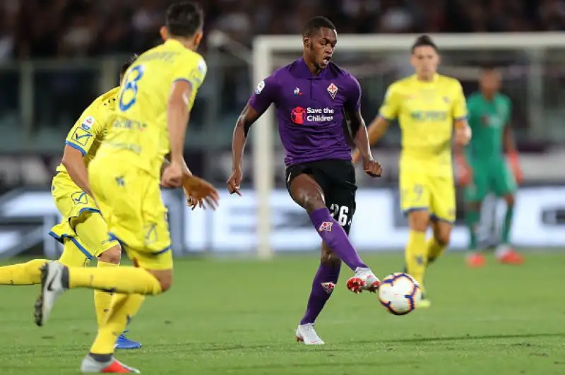 Debutto in campionato da sogno per i viola, che travolgono i veronesi, mai in partita: doppietta di Benassi, a segno anche Gerson, Chiesa e Simeone.