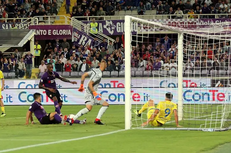 Debutto in campionato da sogno per i viola, che travolgono i veronesi, mai in partita: doppietta di Benassi, a segno anche Gerson, Chiesa e Simeone.