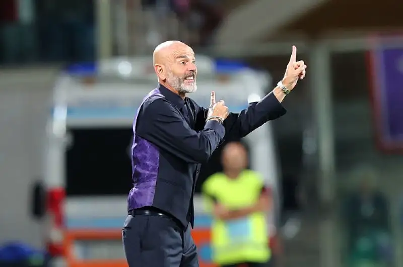Debutto in campionato da sogno per i viola, che travolgono i veronesi, mai in partita: doppietta di Benassi, a segno anche Gerson, Chiesa e Simeone.
