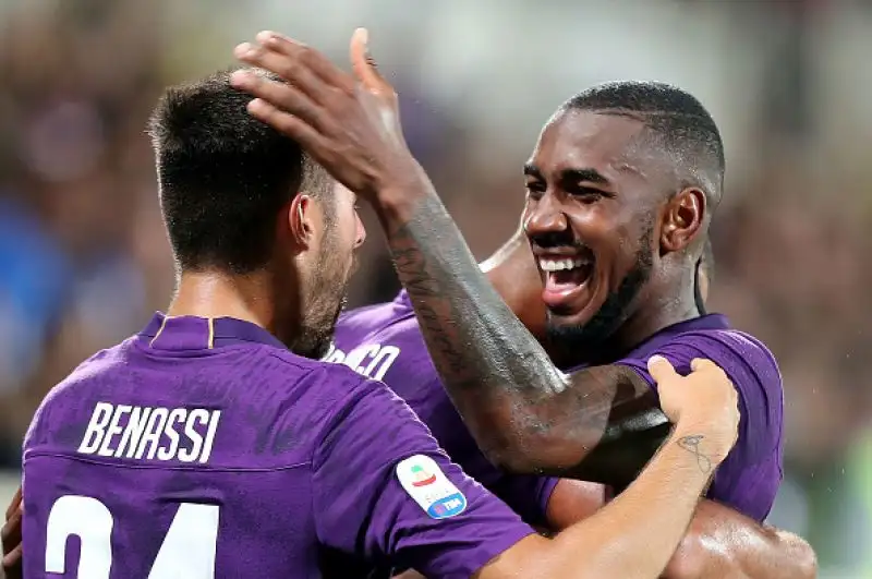 Debutto in campionato da sogno per i viola, che travolgono i veronesi, mai in partita: doppietta di Benassi, a segno anche Gerson, Chiesa e Simeone.