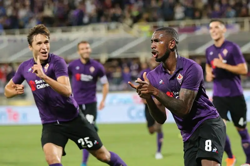 Debutto in campionato da sogno per i viola, che travolgono i veronesi, mai in partita: doppietta di Benassi, a segno anche Gerson, Chiesa e Simeone.