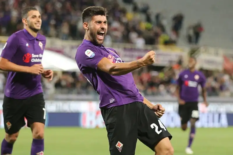 Debutto in campionato da sogno per i viola, che travolgono i veronesi, mai in partita: doppietta di Benassi, a segno anche Gerson, Chiesa e Simeone.