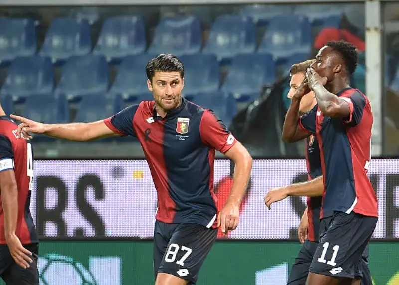 Marassi in silenzio per 43 minuti in ricordo delle vittime del crollo del Ponte Morandi, onorate da un gran Genoa: Piatek e Kouamé mettono la gara in discesa, l'Empoli si sveglia tardi.
