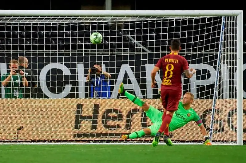 Ai gol blaugrana di Rafinha e Malcom i giallorossi hanno risposto con El Shaarawy, Florenzi, Cristante, e un rigore di Perotti.
