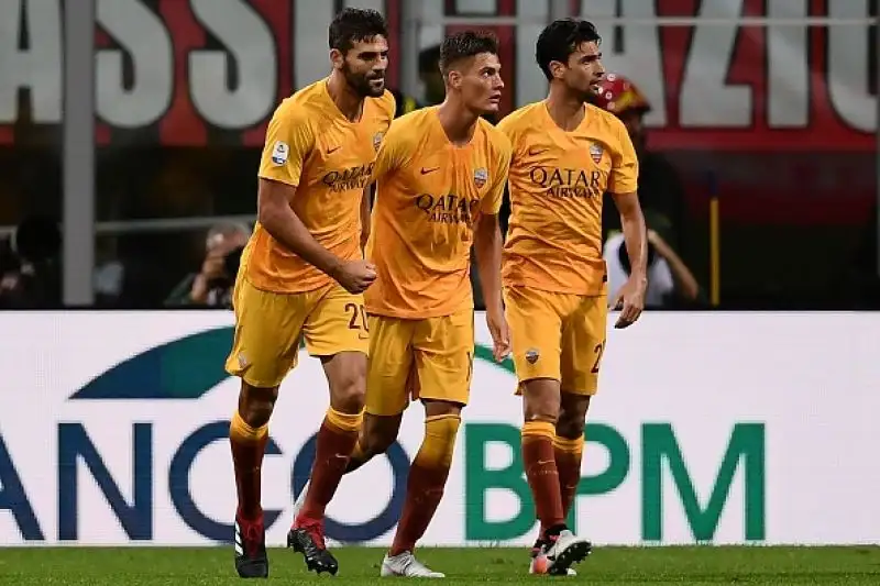 Kessie porta in vantaggio i rossoneri che vengono raggiunti da un diagonale di Fazio. Nei minuti di recupero Cutrone segna il gol vittoria su assist di Higuain.