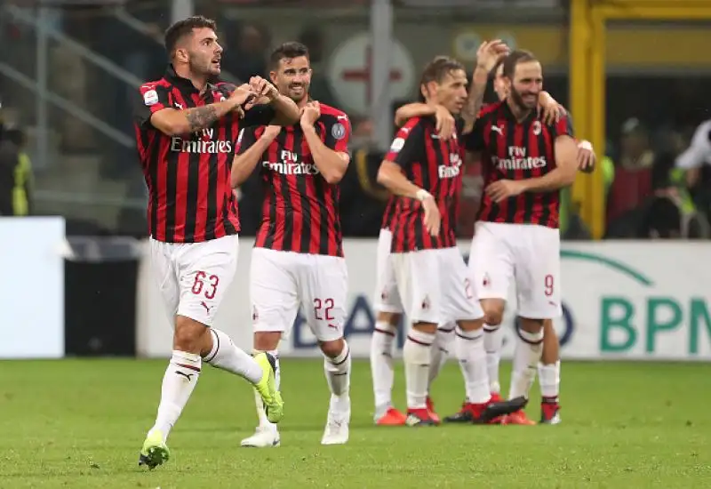 Kessie porta in vantaggio i rossoneri che vengono raggiunti da un diagonale di Fazio. Nei minuti di recupero Cutrone segna il gol vittoria su assist di Higuain.