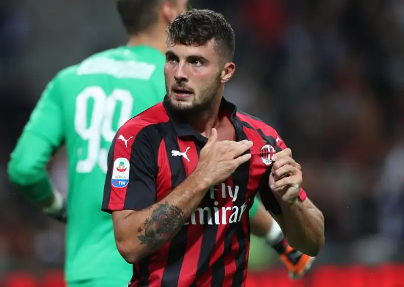 Kessie porta in vantaggio i rossoneri che vengono raggiunti da un diagonale di Fazio. Nei minuti di recupero Cutrone segna il gol vittoria su assist di Higuain.