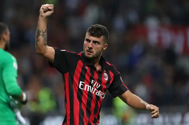 Kessie porta in vantaggio i rossoneri che vengono raggiunti da un diagonale di Fazio. Nei minuti di recupero Cutrone segna il gol vittoria su assist di Higuain.