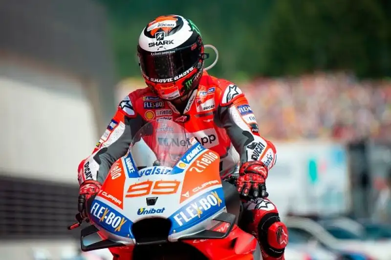 Jorge Lorenzo ha vinto il Gran Premio d'Austria a Spielberg. Al Red Bull Ring il numero 99 doma dopo un duello spettacolare Marc Marquez e conquista la terza vittoria stagionale. 