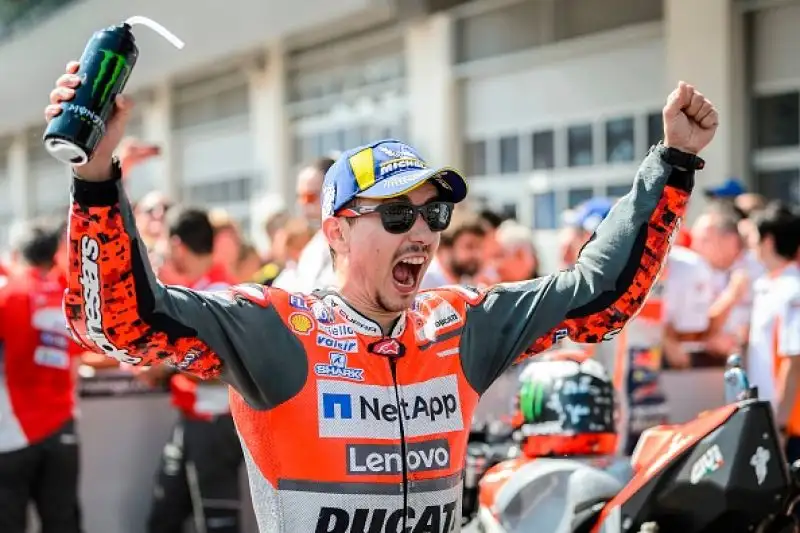 Jorge Lorenzo ha vinto il Gran Premio d'Austria a Spielberg. Al Red Bull Ring il numero 99 doma dopo un duello spettacolare Marc Marquez e conquista la terza vittoria stagionale. 