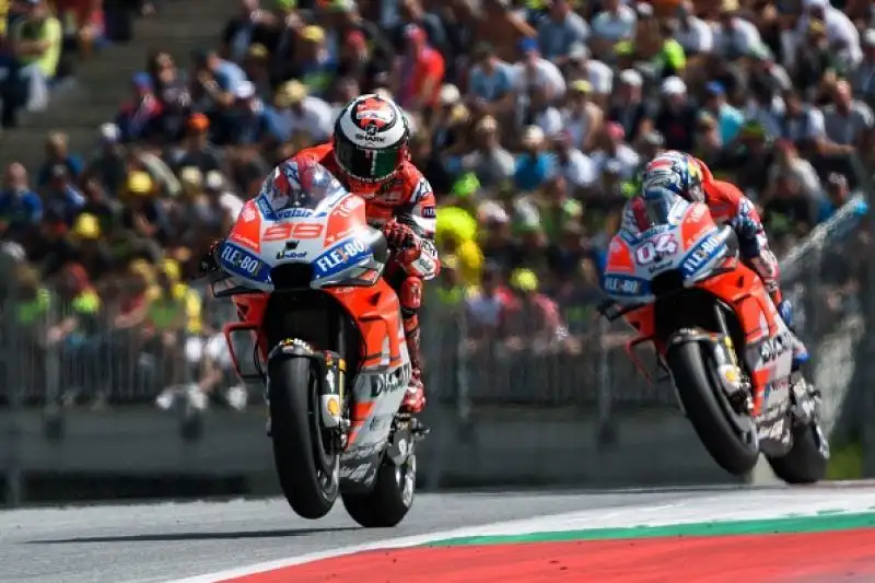 Jorge Lorenzo ha vinto il Gran Premio d'Austria a Spielberg. Al Red Bull Ring il numero 99 doma dopo un duello spettacolare Marc Marquez e conquista la terza vittoria stagionale. 