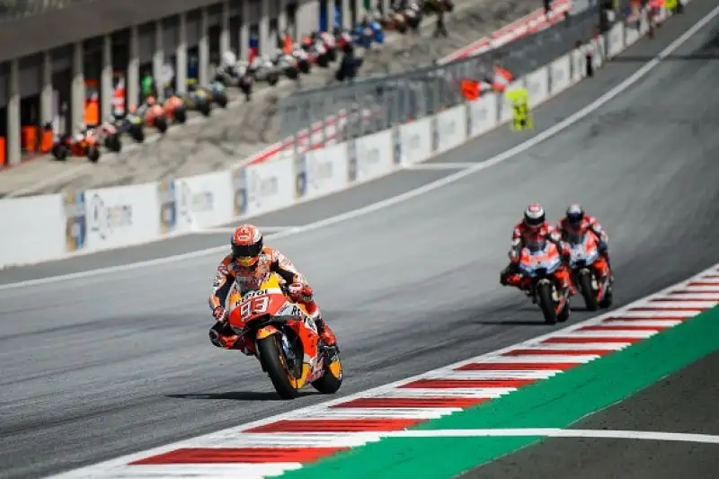Jorge Lorenzo ha vinto il Gran Premio d'Austria a Spielberg. Al Red Bull Ring il numero 99 doma dopo un duello spettacolare Marc Marquez e conquista la terza vittoria stagionale. 