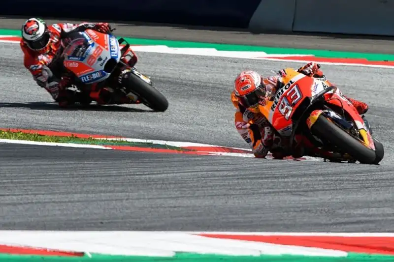 Jorge Lorenzo ha vinto il Gran Premio d'Austria a Spielberg. Al Red Bull Ring il numero 99 doma dopo un duello spettacolare Marc Marquez e conquista la terza vittoria stagionale. 