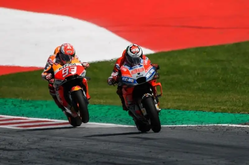 Jorge Lorenzo ha vinto il Gran Premio d'Austria a Spielberg. Al Red Bull Ring il numero 99 doma dopo un duello spettacolare Marc Marquez e conquista la terza vittoria stagionale. 
