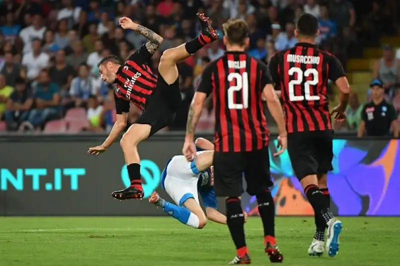 Straordinaria rimonta del Napoli, che batte 3-2 i rossoneri dopo essere stato sotto di due reti fino a mezzora dal termine.