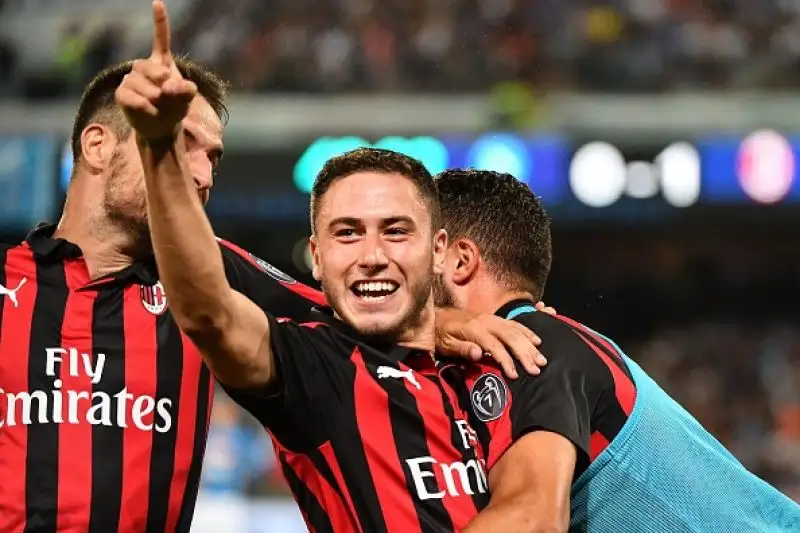 Straordinaria rimonta del Napoli, che batte 3-2 i rossoneri dopo essere stato sotto di due reti fino a mezzora dal termine.