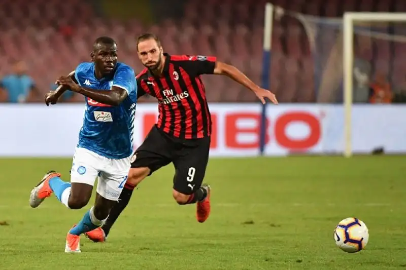 Straordinaria rimonta del Napoli, che batte 3-2 i rossoneri dopo essere stato sotto di due reti fino a mezzora dal termine.