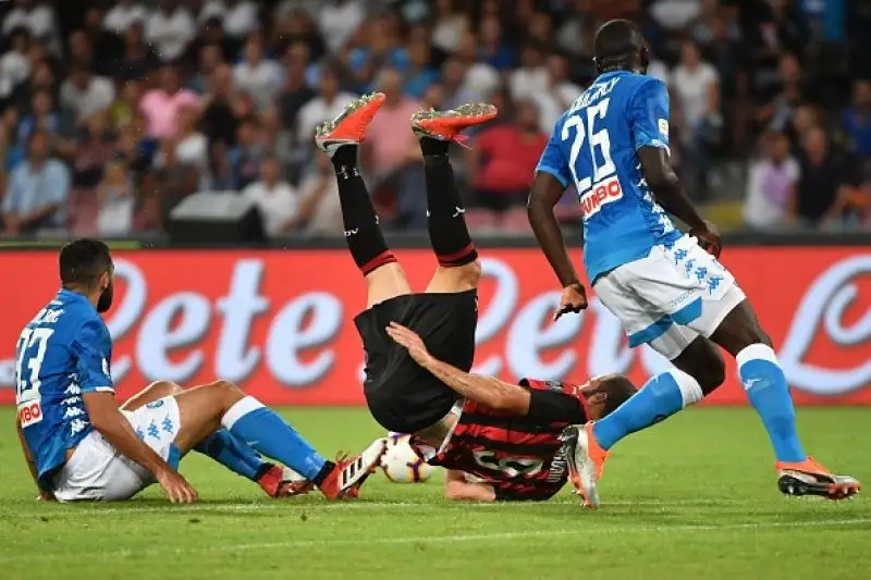 Straordinaria rimonta del Napoli, che batte 3-2 i rossoneri dopo essere stato sotto di due reti fino a mezzora dal termine.