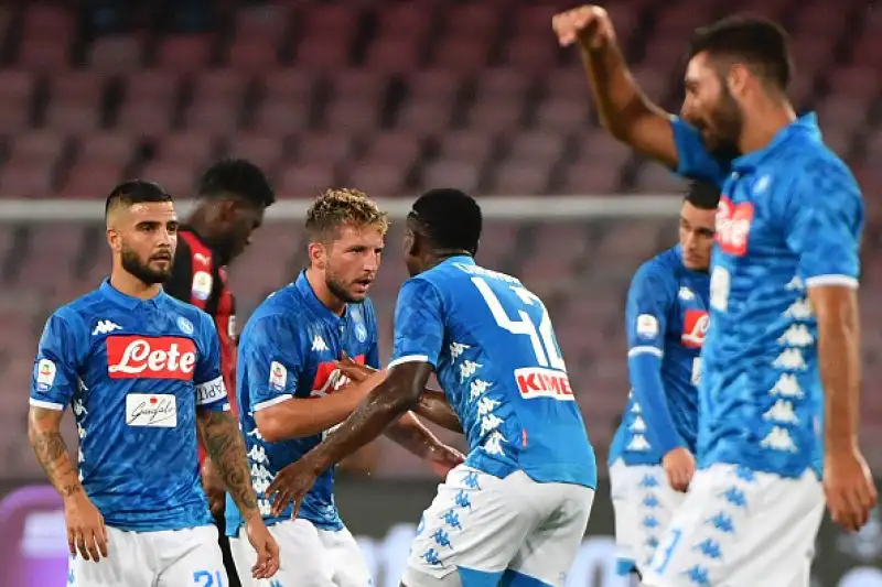 Straordinaria rimonta del Napoli, che batte 3-2 i rossoneri dopo essere stato sotto di due reti fino a mezzora dal termine.