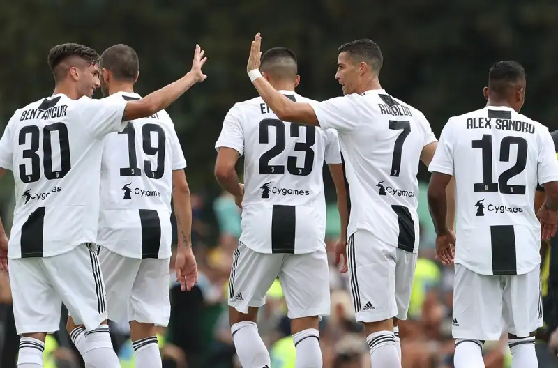 Tra selfie, sorrisi e autografi, Ronaldo lascia subito il segno andando in gol nella tradizionale amichevole tra Juve A e Juve B a Villar Perosa, vinta 5-0 dalla prima squadra.