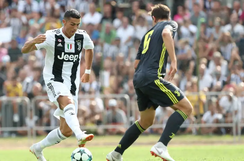 Tra selfie, sorrisi e autografi, Ronaldo lascia subito il segno andando in gol nella tradizionale amichevole tra Juve A e Juve B a Villar Perosa, vinta 5-0 dalla prima squadra.